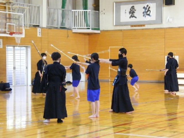 1年生にやさしく教えています