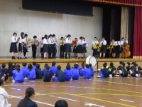 演奏する吹奏楽部の皆さん
