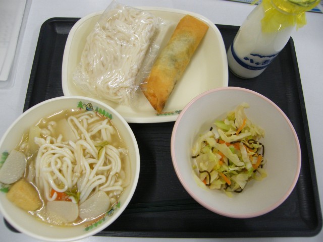 ソフト麺を半分ずつ入れると食べやすいです